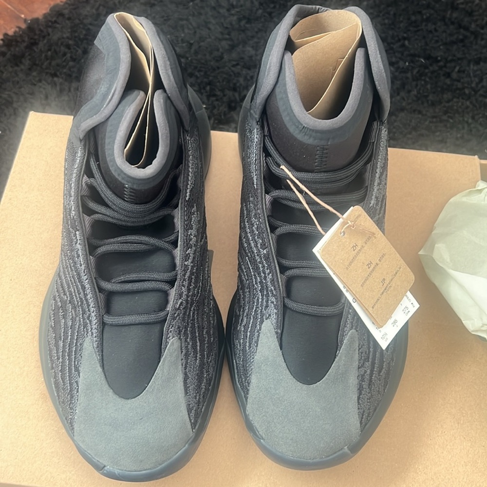 Yeezy QNTM ONYX